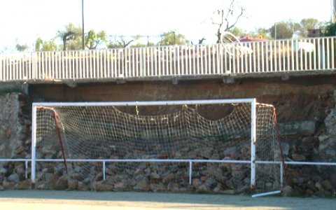 Va cedir la paret que separa la piscina del camp de futbol.