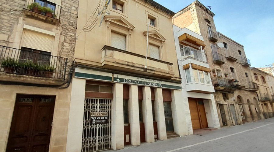 L'immoble, en primer terme, fa anys que està en desús. (foto: X.F.)