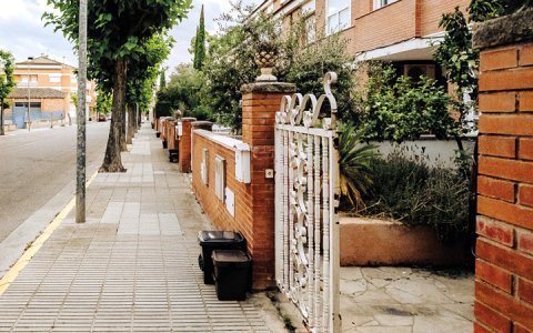 Cubells del porta a porta en un carrer de les Borges, últim municipi on es va implantar. (foto: X.M.)