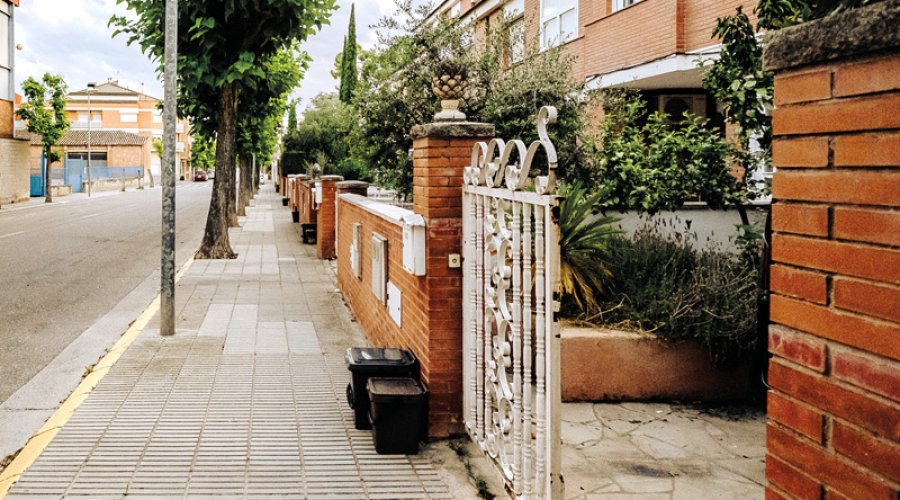 Cubells del porta a porta en un carrer de les Borges, últim municipi on es va implantar. (foto: X.M.)