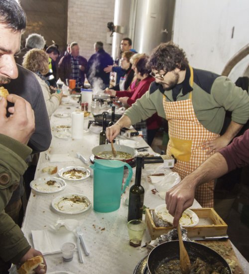 La iniciativa ha atrapat també el jovent del poble, que s’hi està bolcant i n’assegura el relleu generacional. FOTO: Xavi Minguella