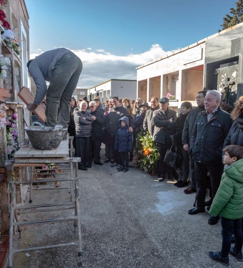 Els descendents han pogut enterrar, finalment, els seus familiars en nínxols del cementiri i amb els seus éssers estimats. FOTO: Xavi Minguella