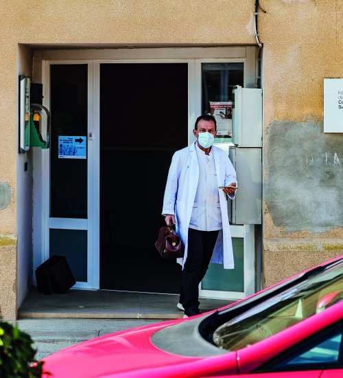 Gonzalo Marion surt del consultori de Sarroca de Lleida per fer una atenció mèdica a domicili. (Foto: Xavi Minguella)