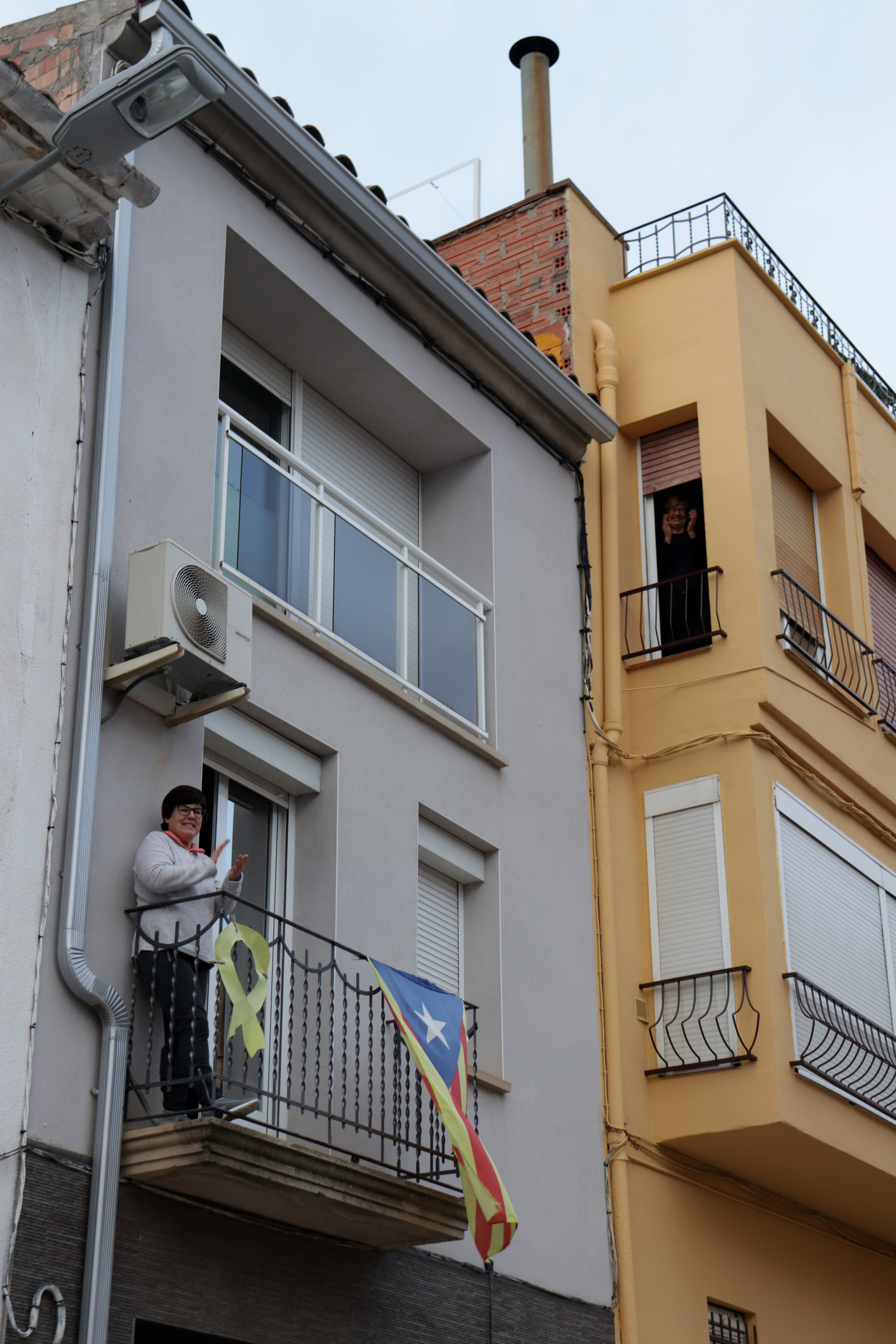 20.00 h. Els balcons s omplen d aplaudiments en agraïment als sanitaris. 10 04 2020. Les Borges Blanques(10)