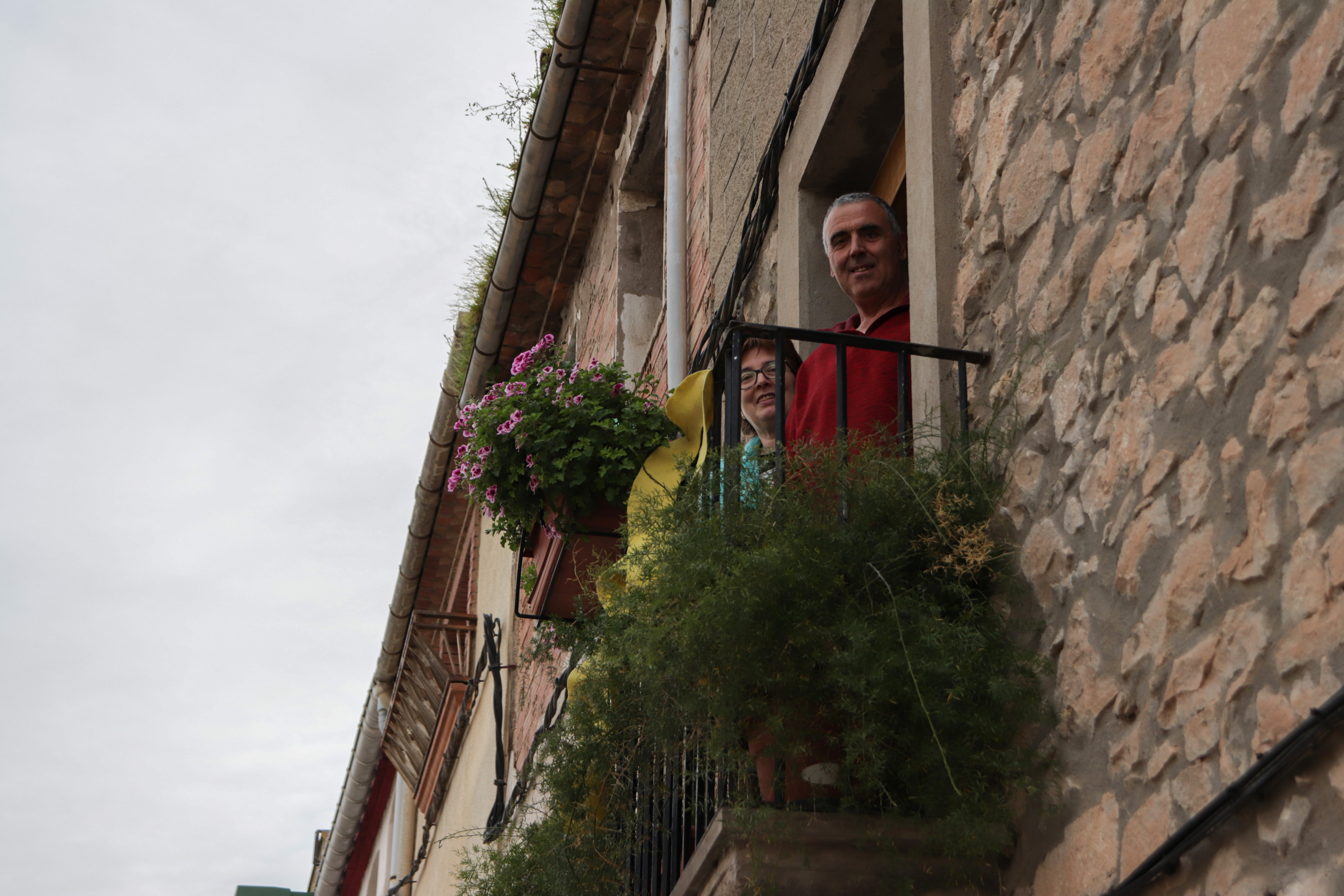 20.00 h. Els balcons s omplen d aplaudiments en agraïment als sanitaris. 10 04 2020. Les Borges Blanques(11)