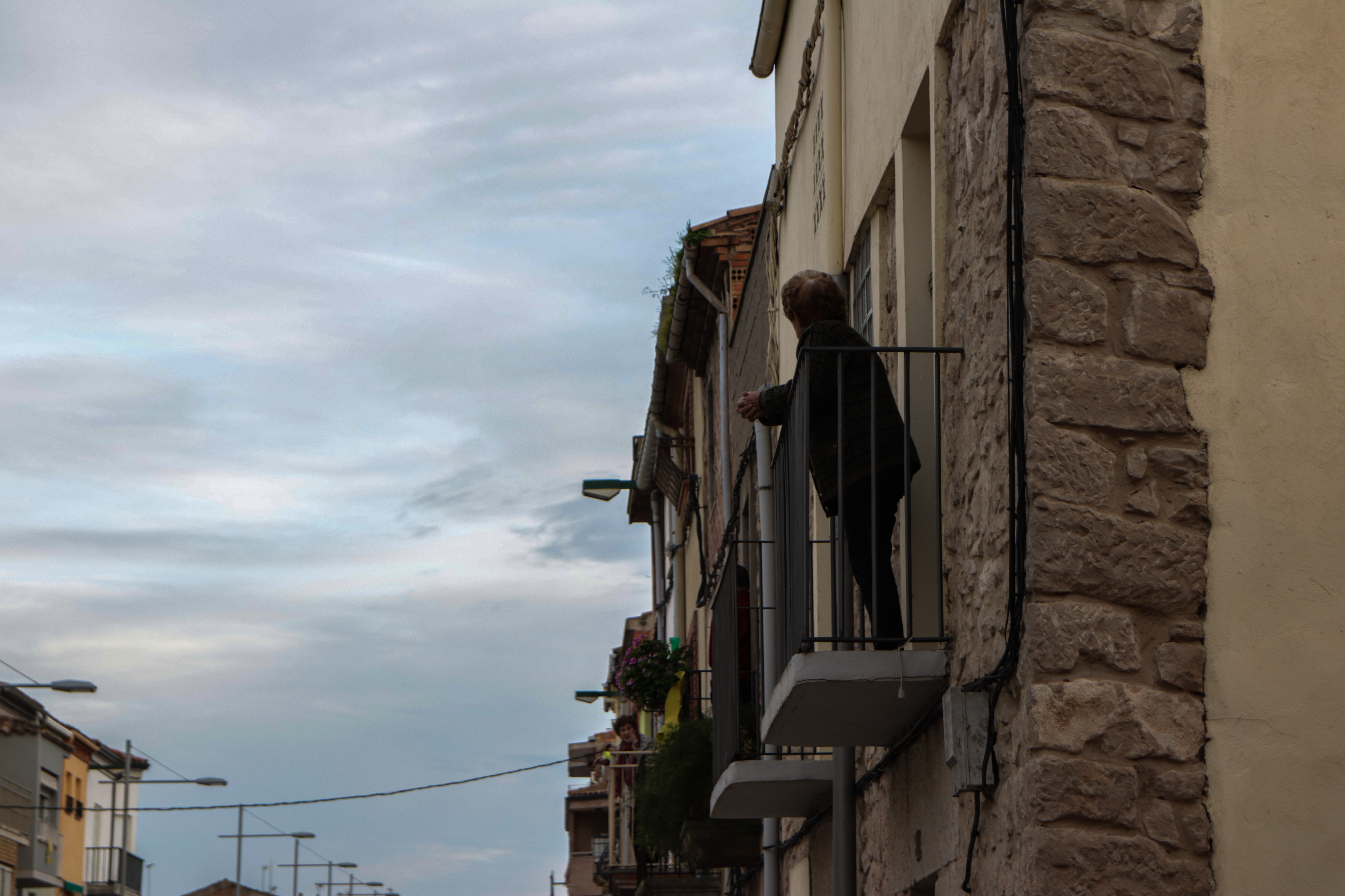 20.00 h. Els balcons s omplen d aplaudiments en agraïment als sanitaris. 10 04 2020. Les Borges Blanques(2)