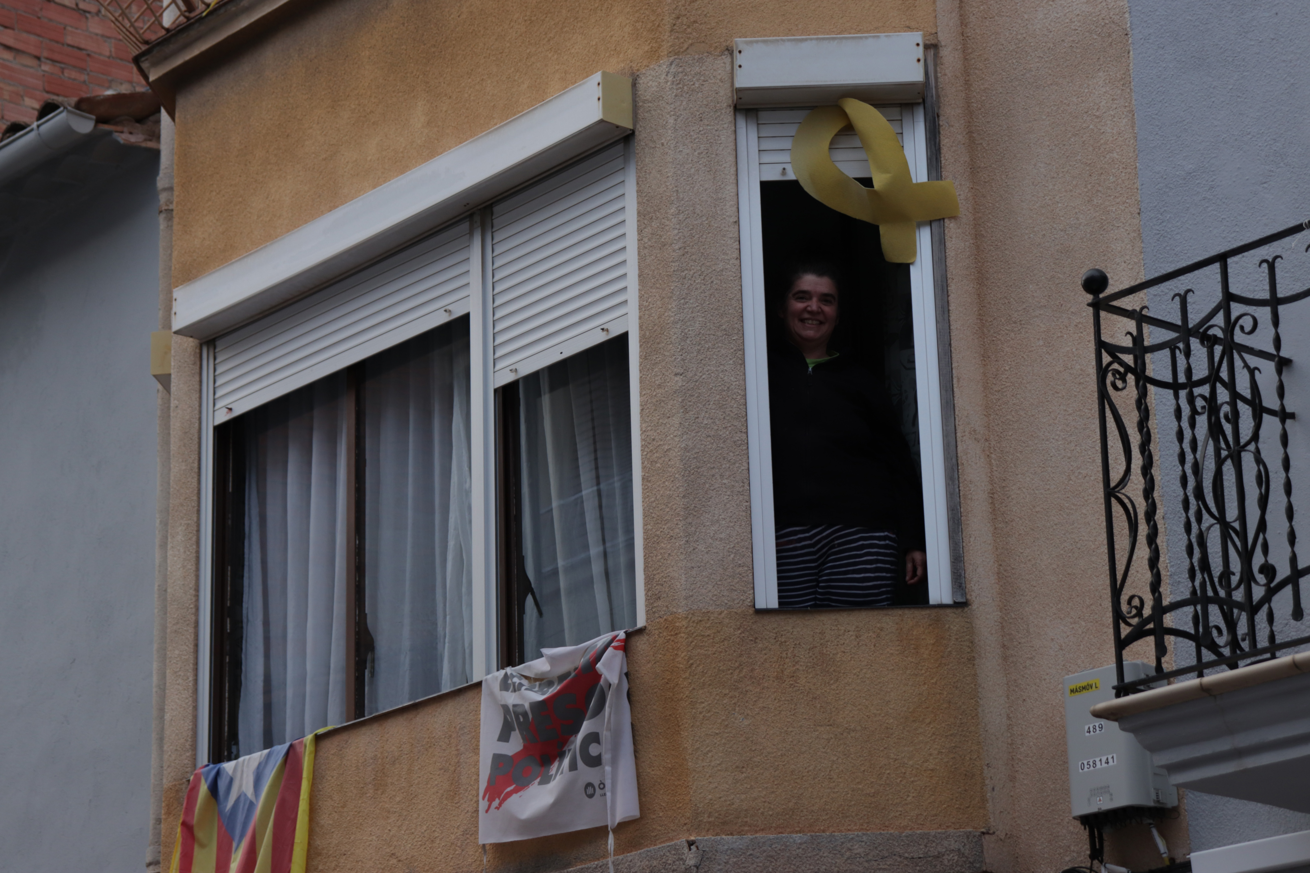 20.00 h. Els balcons s omplen d aplaudiments en agraïment als sanitaris. 10 04 2020. Les Borges Blanques(3)