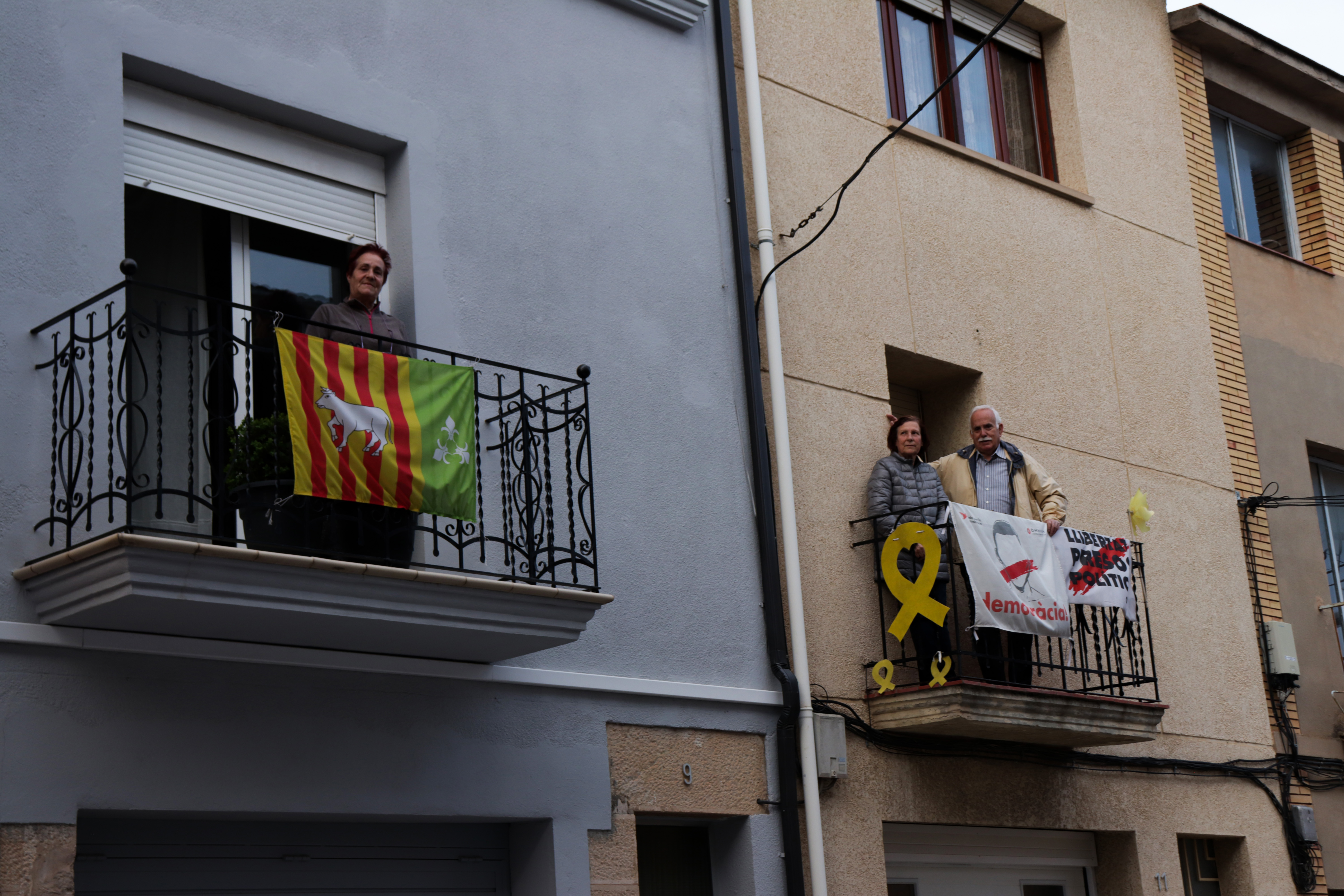 20.00 h. Els balcons s omplen d aplaudiments en agraïment als sanitaris. 10 04 2020. Les Borges Blanques(7)