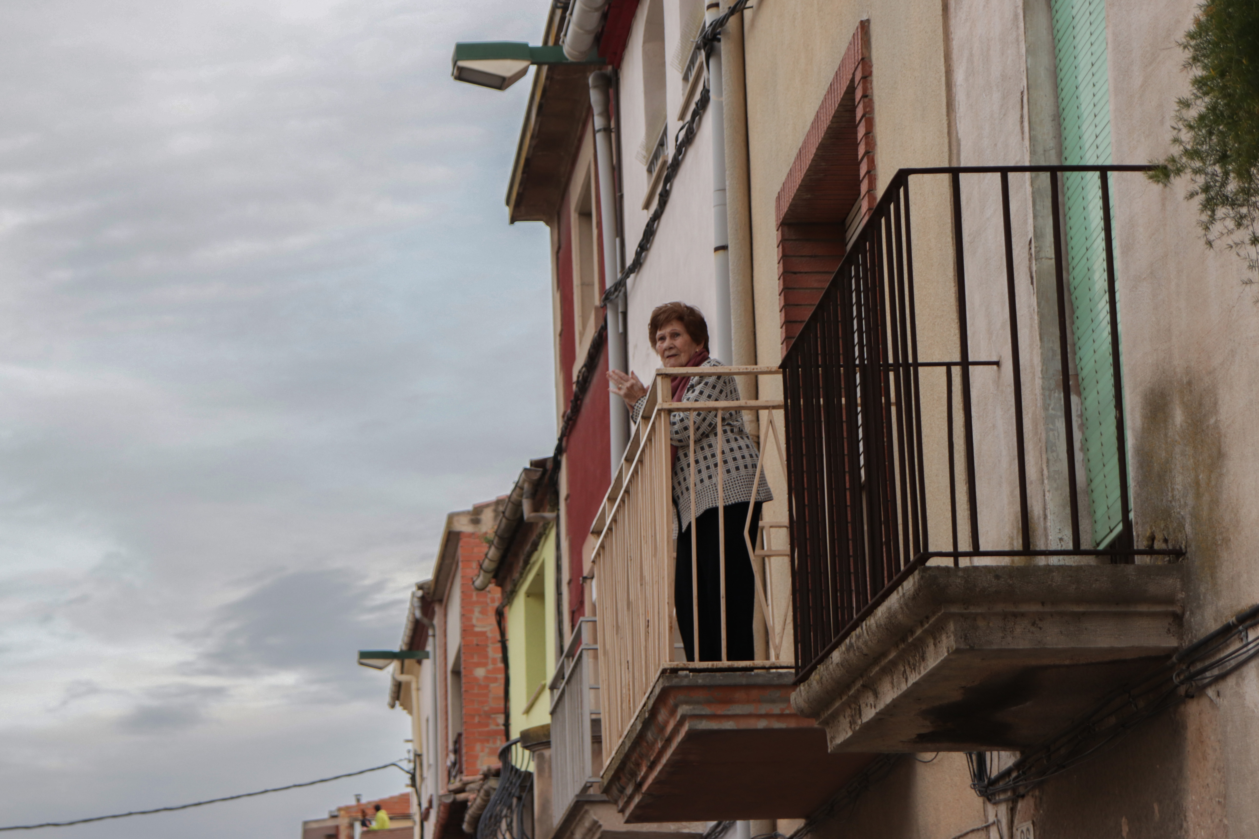 20.00 h. Els balcons s omplen d aplaudiments en agraïment als sanitaris. 10 04 2020. Les Borges Blanques(8)