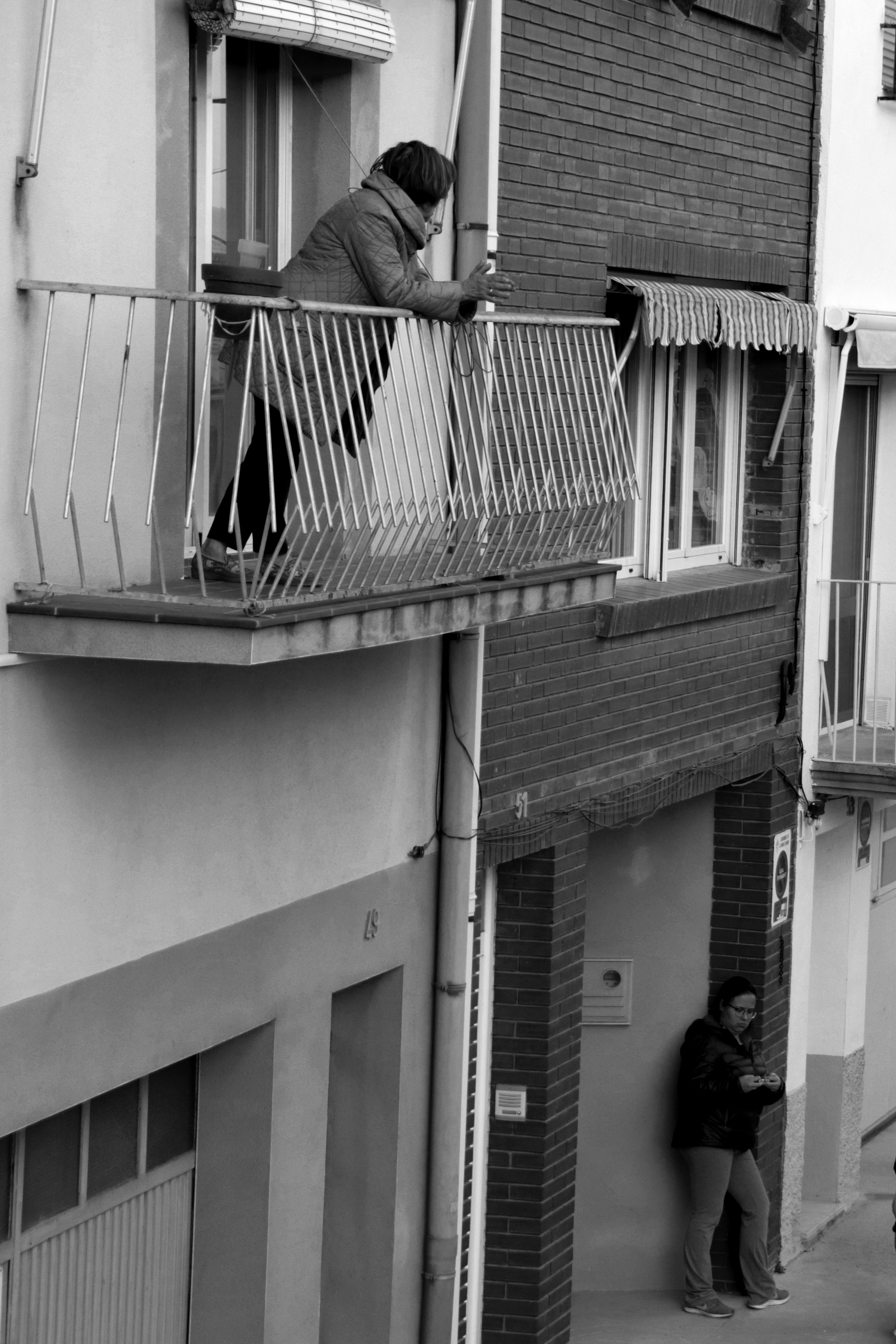 20.00 h. Els balcons s'omplen d'aplaudiments en agraïment als sanitaris. 29 03 2020. Les Borges Blanques (1)