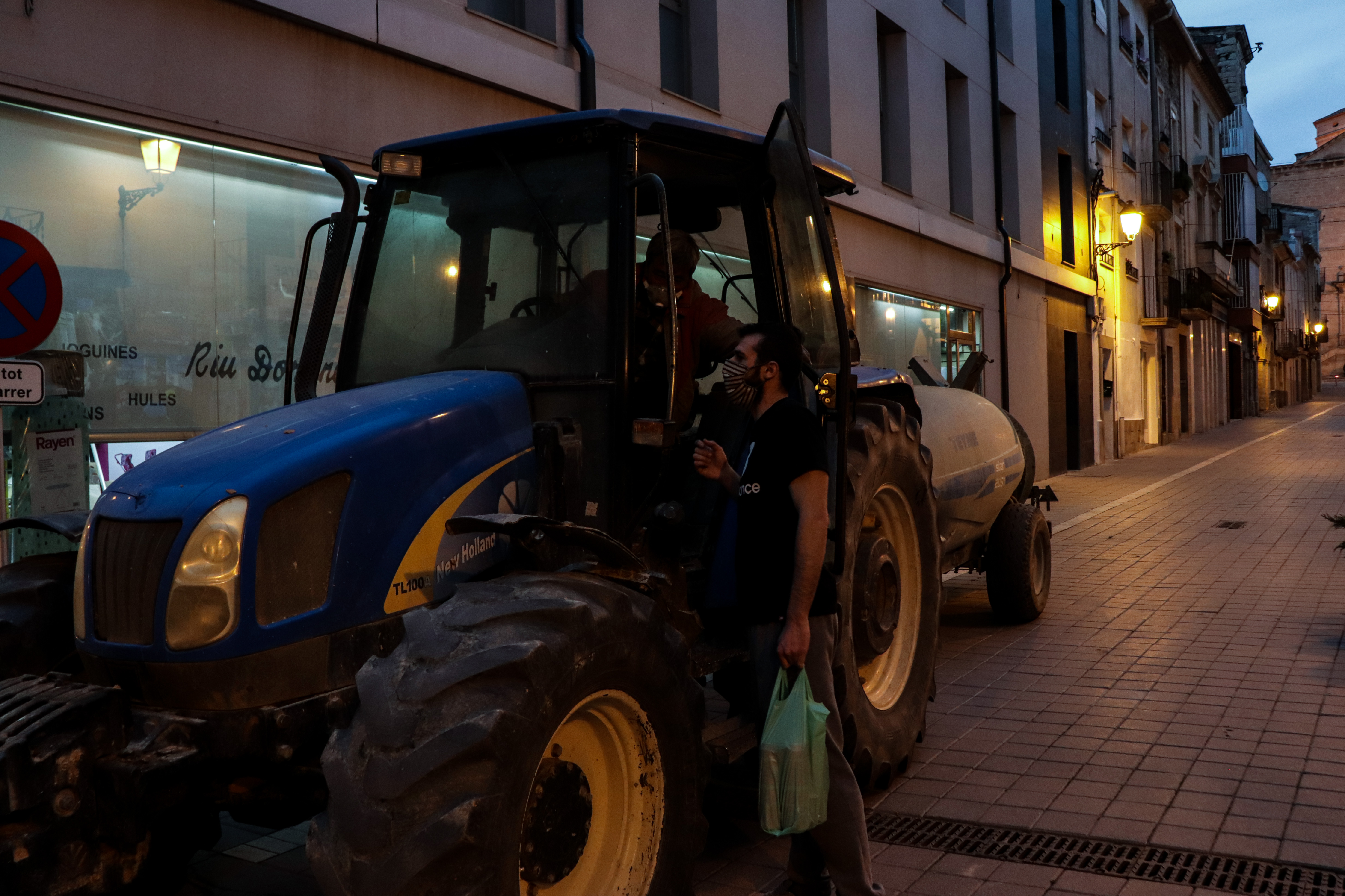 21.00 h. Els pagesos del poble surten a desinfectar els carrers. 10 04 2020. Les Borges Blanques (3)