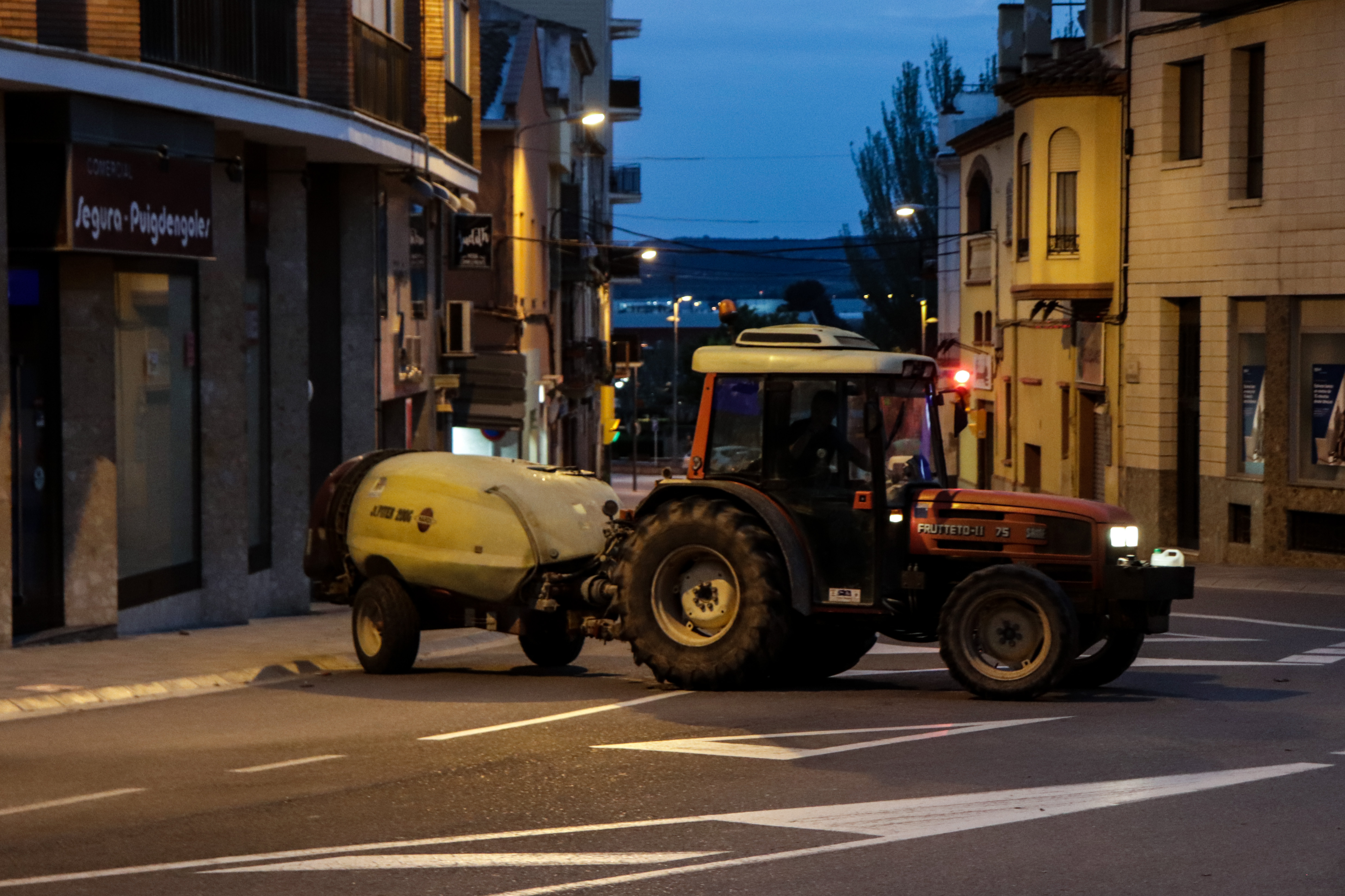 21.00 h. Els pagesos del poble surten a desinfectar els carrers. 10 04 2020. Les Borges Blanques (4)