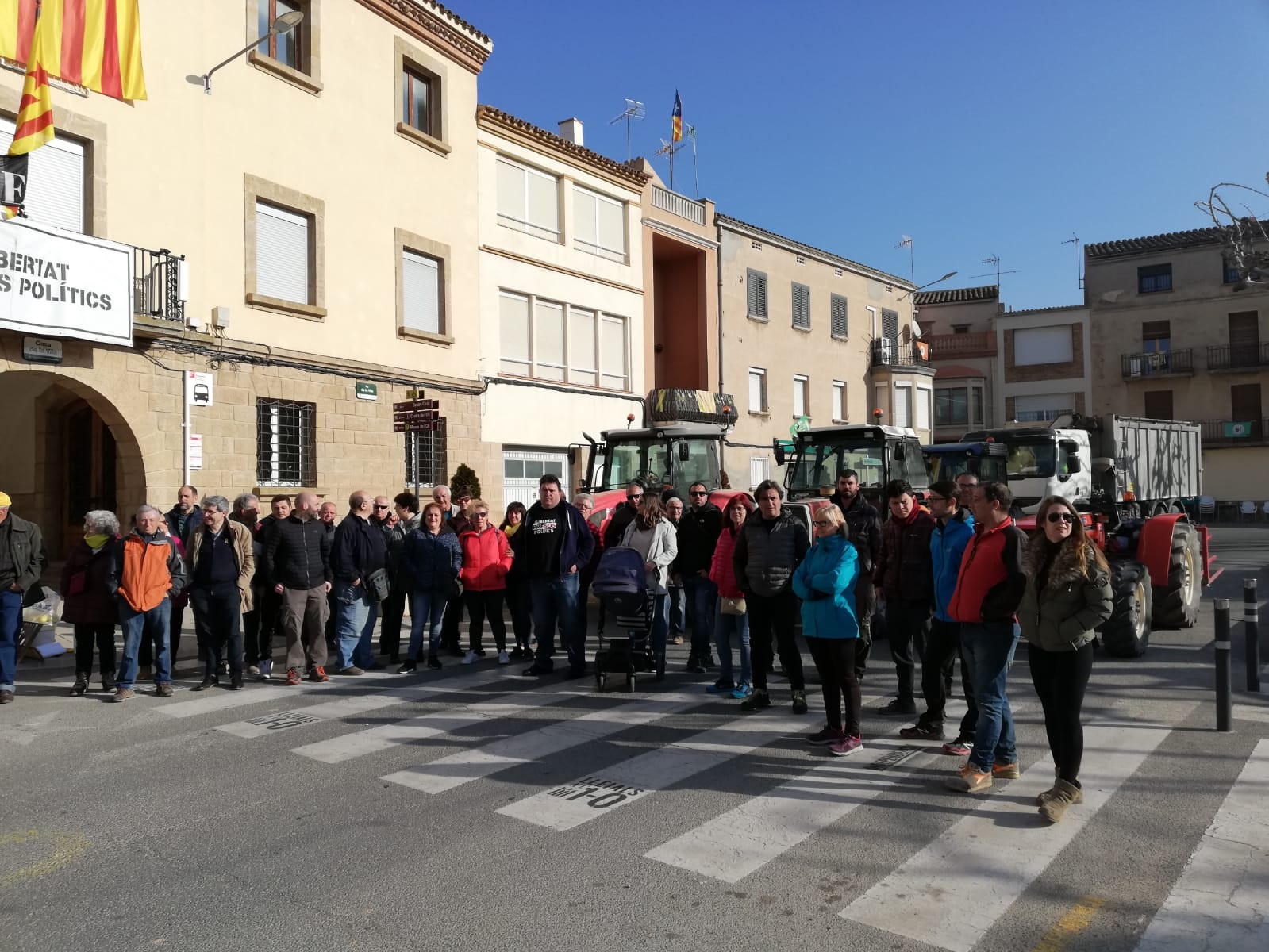 Veïns de la Granadella tallant l'accés a la Plaça de la Vila